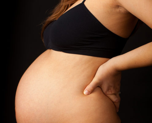 Gravid kvinne hos kiropraktor.