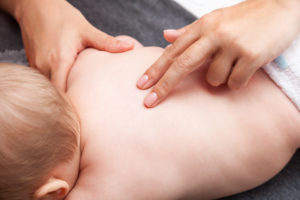 Kiropraktikk kan hjelpe små barn med deres plager.